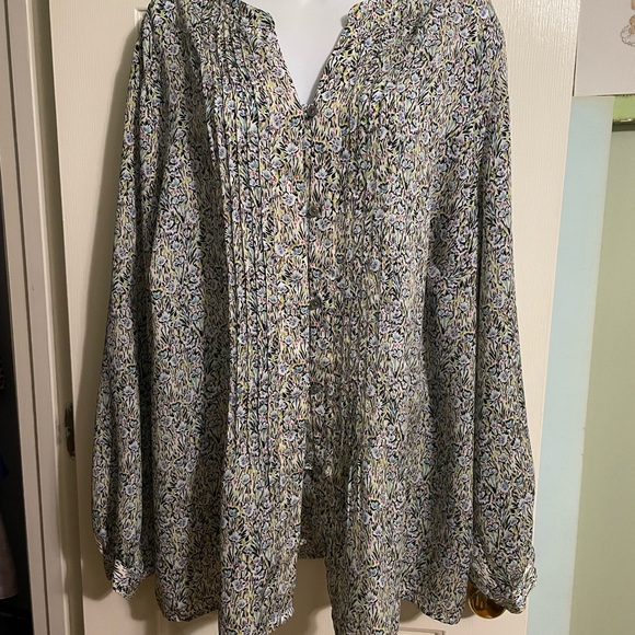 Liz Claiborne Tops - Liz Claiborne Vibrant Floral Top